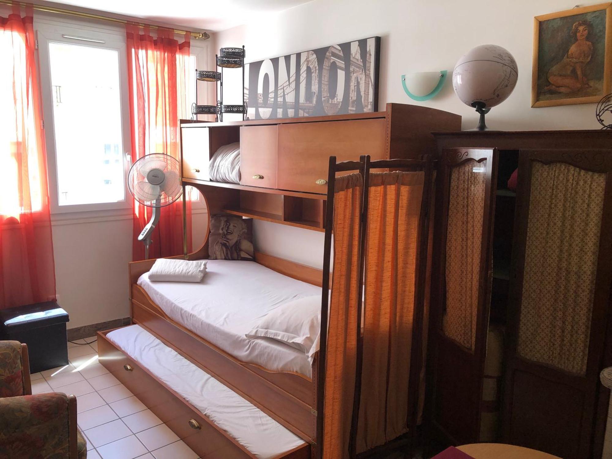 Studio Pigalle De 25 M2 - 2 Lits Simples Type Gigogne Pour 2 Personnes - Coeur Touristique De Paris - 2 Minutes De La Station Metro Pigalle ,Petit Train Vers La Butte Montmartre-Cabarets Moulin Rouge,Chez Michou-Restaurants Bouillon Pigalle,Berliner エクステリア 写真