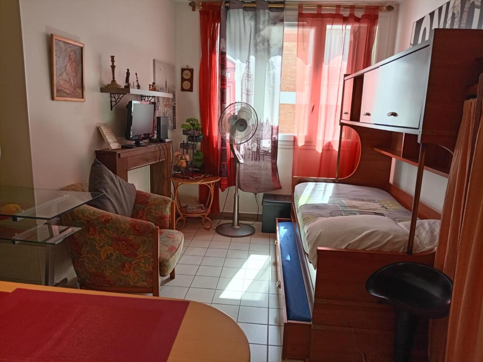 Studio Pigalle De 25 M2 - 2 Lits Simples Type Gigogne Pour 2 Personnes - Coeur Touristique De Paris - 2 Minutes De La Station Metro Pigalle ,Petit Train Vers La Butte Montmartre-Cabarets Moulin Rouge,Chez Michou-Restaurants Bouillon Pigalle,Berliner エクステリア 写真